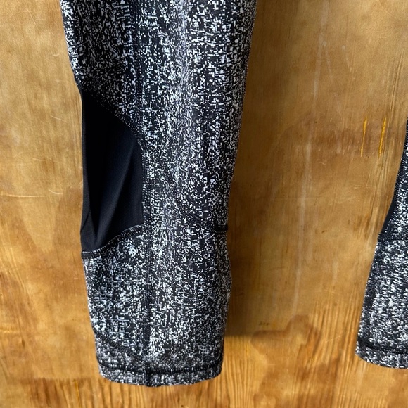 Lululemon Pace Rival Crop Power Luxtreme Spray Black and White Print Legging - Picture 10 of 13
